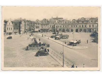 17 - Havlíčkův Brod (Německý Brod), oživené náměstí s automobily, cca 1941