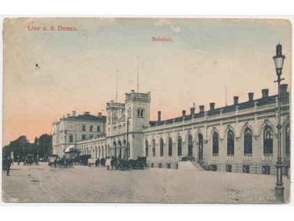 Rakousko, Linz, Bahnhof, oživená partie před nádražím, cca 1916
