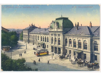 Rakousko, St. Pölten, K. K. Staatsbahnhof, oživená partie před nádražím, 1916