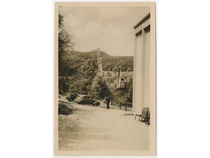 32 - Liberecko, Ještěd, oživená partie s automobilem u lanovky, cca 1940
