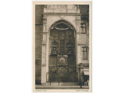 41 - Olomouc, oživená partie před orlojem, cca 1927