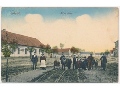 40 - Nymbursko, Sokoleč, Hostinec a obchod A. Král, oživený střed obce, 1909