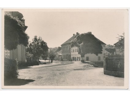 33 - Litoměřicko, Doksany, oživená partie z návsi, cca 1943
