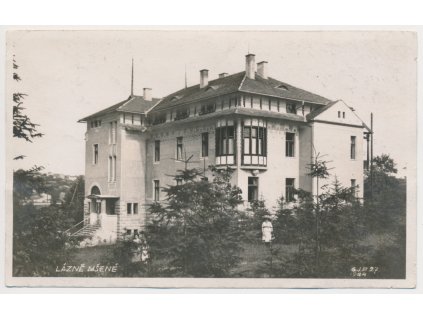 33 - Litoměřicko, Lázně Mšené, oživená partie před lázeňskou vilou, cca 1930
