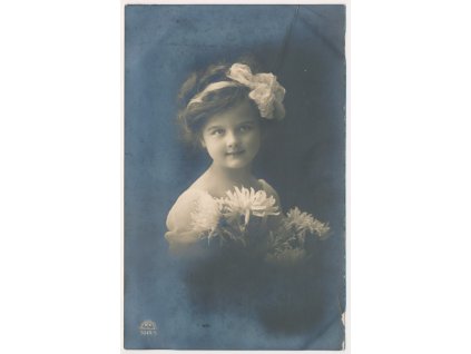 Holčička s mašlí ve vlasech, cca 1913