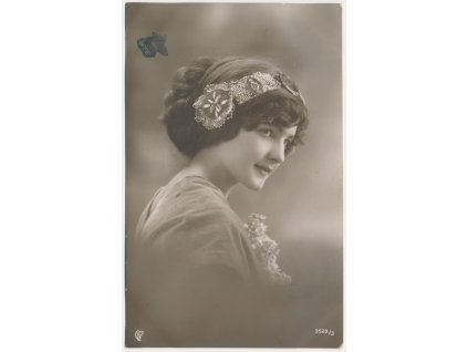 Dívka s čelenko ve vlasech, cca 1911