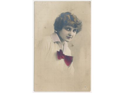 Dívka s červenou mašlí na košili, cca 1919