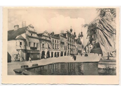 23 - Jihlavsko, Telč, partie z náměstí s kašnou, cca 1935