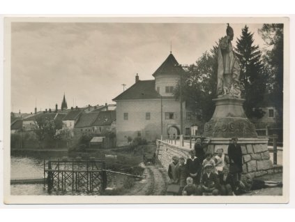 23 - Jihlavsko, Telč, Zámecká brána, oživená partie, cca 1939