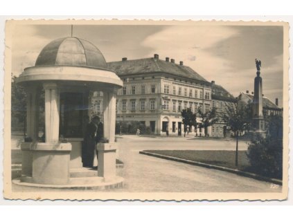 74 - Znojmo, oživená partie z Komenského náměstí, cca 1932