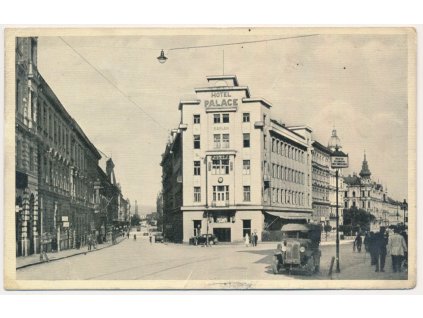 41 - Olomouc, Hotel Palace, oživená ulice s automobilem, cca 1940