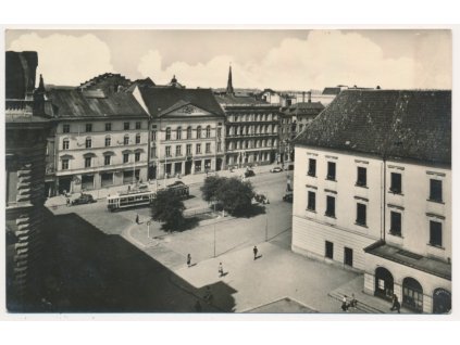 41 - Olomouc, oživená partie z centra města, tramvaj, automobily..., 1954