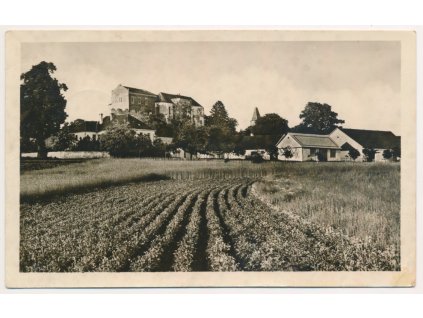 45 - Pelhřimovsko, pohled na Hrad Kámen a domy v podhradí, cca 1950