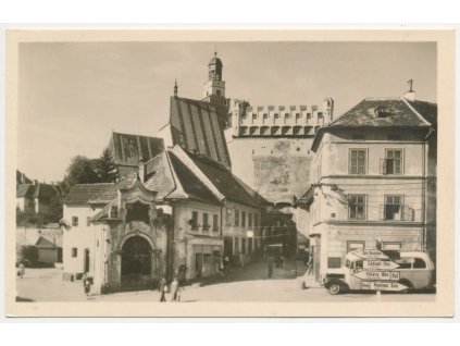 48 - Prachatice, oživená partie s autobusem u Dolní brány, cca 1950