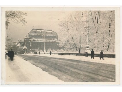 49 - Praha, oživená zimní partie na mostě před Národním divadlem, 1942