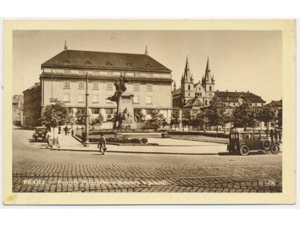 49 - Praha, Pomník Palackého s Emauzy v pozadí, oživená partie s automobilem