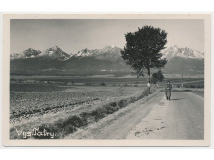 Slovensko, oživená partie s pohledem na Vysoké Tatry, cca 1939