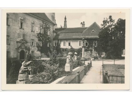 38 - Náchodsko, Nové Město nad Metují, partie před zámkem, cca 1950