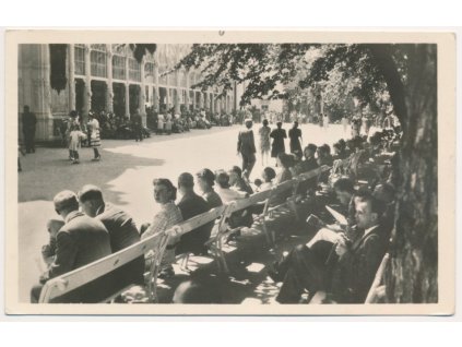 08 - Chebsko, Mariánské Lázně, oživená kolonáda, cca 1950