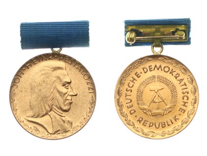 DDR, medaile za Za věrné služby, stuha, pěkná sběratelská jakost 1/1/1