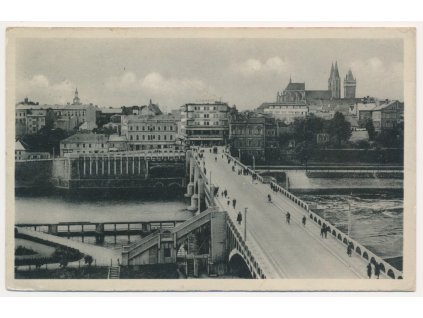 29 - Kolín, pohled na oživený most a město, cca 1940