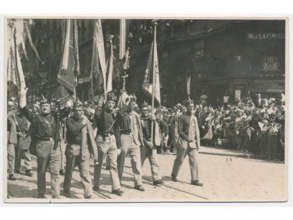 Sokol, Sokolský průvod ulicí v Praze, cca 1938