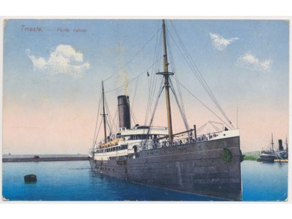 Itálie, Trieste, Porto nouvo, celkový pohled na parník, 1912, vada - lom