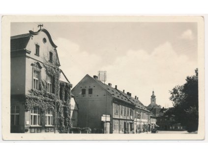 34 - Lounsko, Podbořany, partie s domy z náměstí, cca 1950