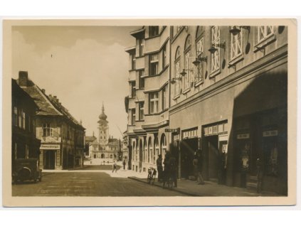 34 - Lounsko, Žatec, oživená partie před kinem, cca 1956