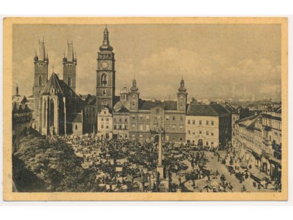 19 - Hradec Králové, pohled na oživené náměstí s trhy, cca 1951