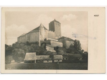 22 - Jičínsko, pohled na hrad Kost a domy v podhradí, cca 1930
