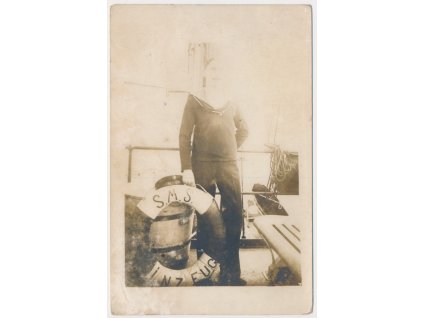 Námořník se záchranným kruhem z lodi S. M. S. Prinz Eugeni, cca 1917
