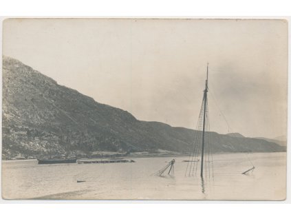 Potopená loď u přístavu Drač v Albánii při nájezdu rakouských lodí,  1916