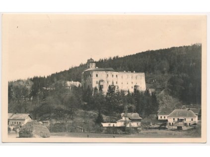 73 - Zlín, Malenovice, pohled na hrad a domy v podhradí, cca 1936