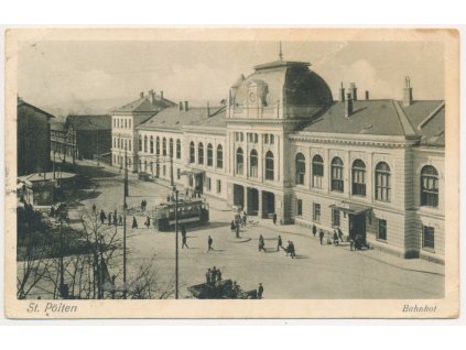 Rakousko, St. Pölten, Bahnhof, oživená partie před nádražím, cca 1932