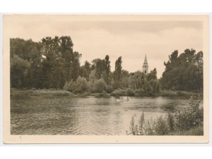 33 - Litoměřicko, Libochovice, partie u řeky, lidé na kánoi, cca 1952