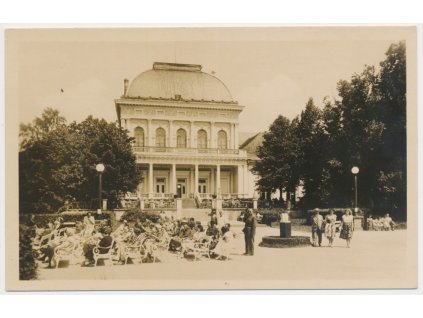 08 - Chebsko, Františkovy Lázně, oživená partie před Společenským domem, cca 1950
