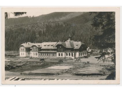 16 - Frýdeckomístecko, Bílá, pohled na hotel v Beskydech, cca 1946