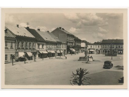 57 - Rychnovsko, Vamberk, partie z náměstí s automobilem, cca 1932