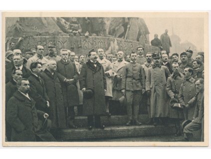 49 - Praha, politici r. 1918 u Husova pomníku vítají první legionáře, cca 1928