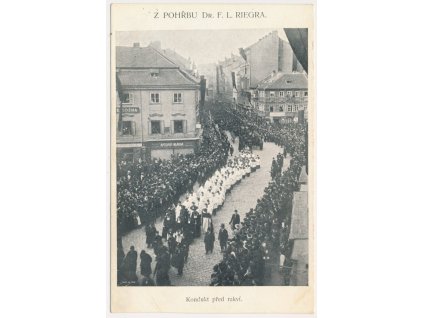 49 - Praha, Z pohřbu Dr. F. L. Riegra, Kondukt před rakví, cca 1903