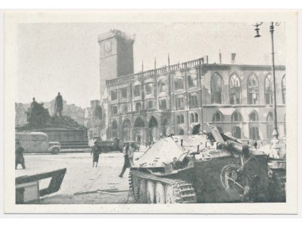 49 - Praha, Staroměstská radnice po bombardování 5. května 1945, tank...