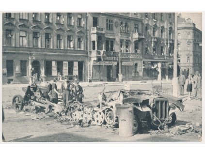 49 - Praha, Trosky německých těžkých zbraní na Letné v květnu 1945