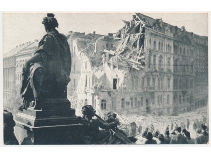 49 - Praha, Pohled z rampy Národního muzea na dům zničený pumou v květnu 1945