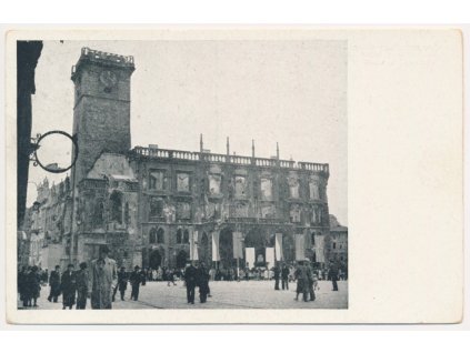 49 - Praha, Oživená partie s pohledem na zničenou Staroměstskou radnici