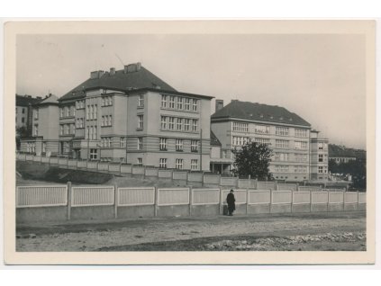 49 - Praha, Břevnov, Obecná a měšťanská škola, cca 1938