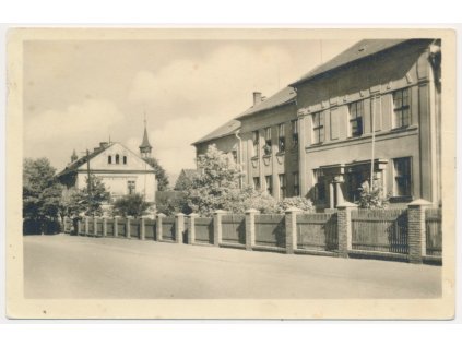 49 - Praha, Komořany, partie z ulice s domy, cca 1946
