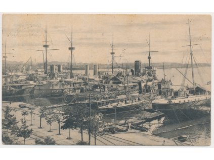 Pula, pohled na zakotvené lodě v přístavu, cca 1908