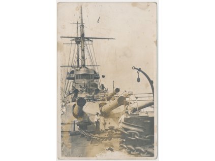 Bitevní loď Tegetthoff, pohled na příďová děla, Na rubu podpisy námořníků, 1916