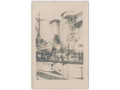 Bitevní loď Tegetthoff, detail pravoboku s posádkou lodi, cca 1916